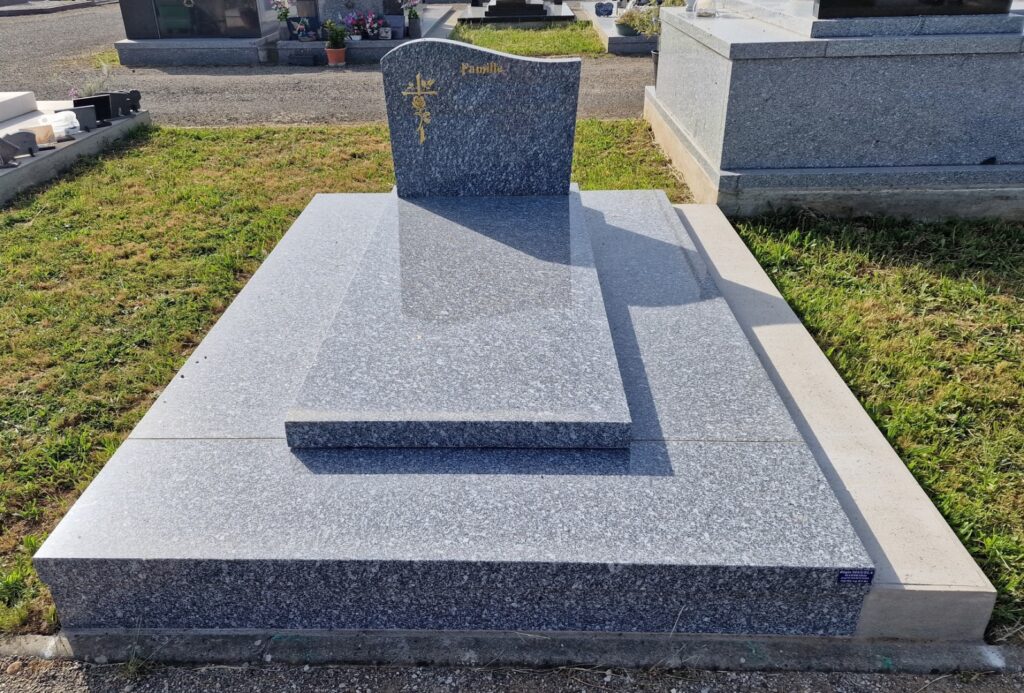 pierre-tombale en granit à MONTAMAT
