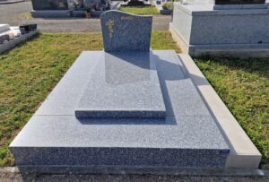 pierre-tombale en granit à MONTAMAT