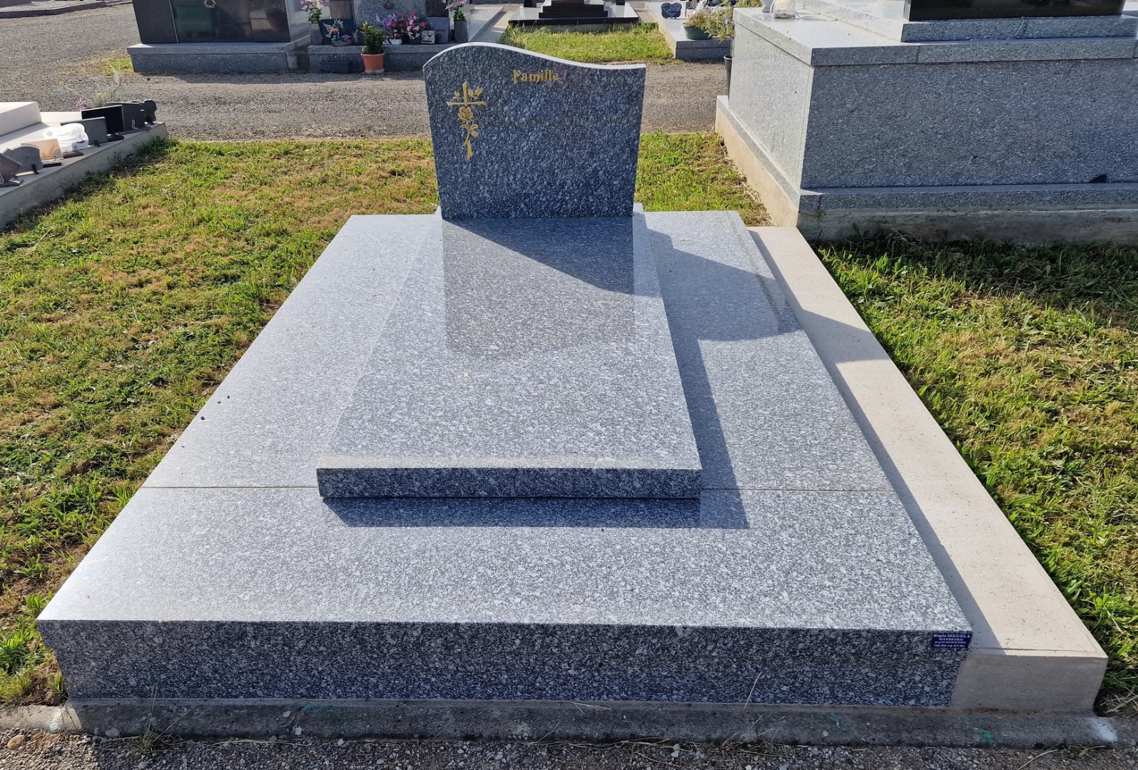 pierre-tombale en granit à MONTAMAT