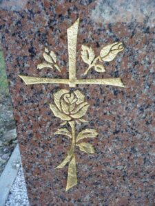 Gravure et peinture sur pierre tombale