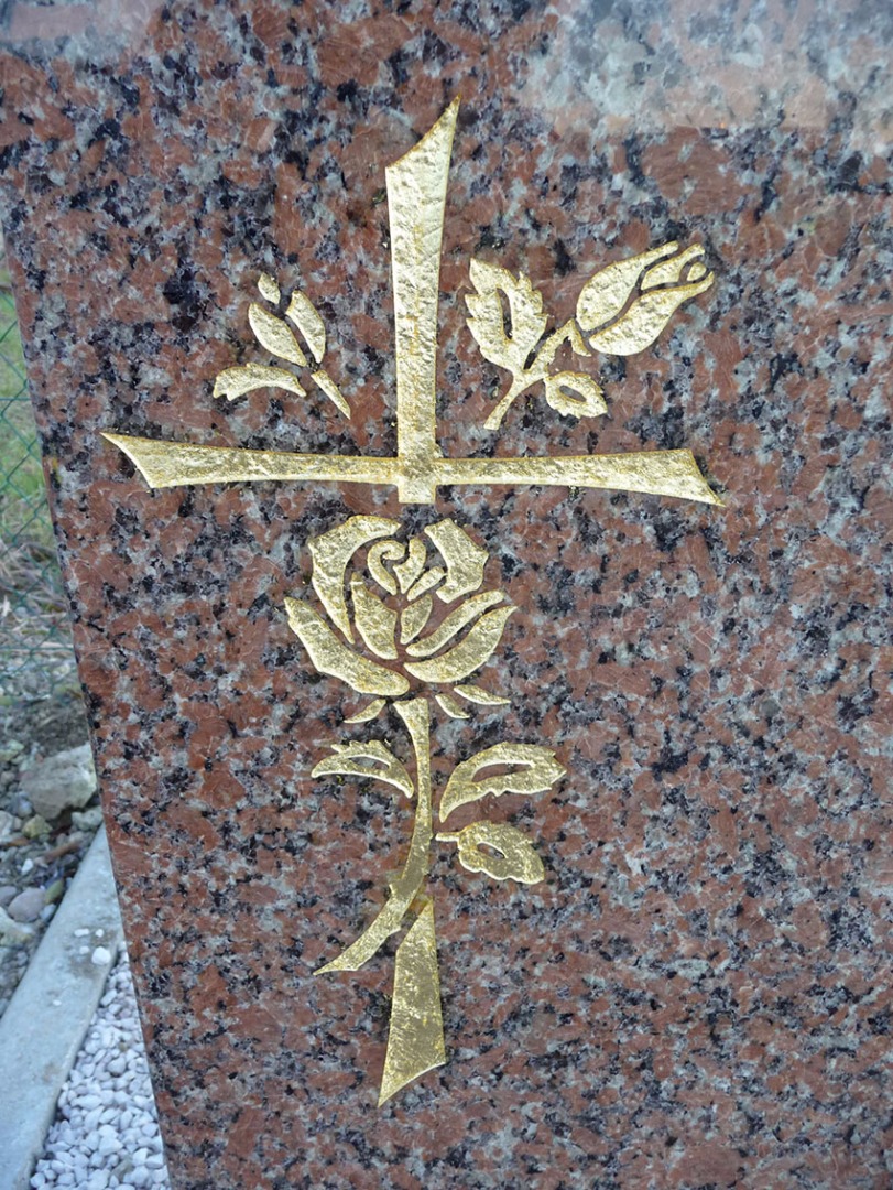 Gravure et peinture sur pierre tombale