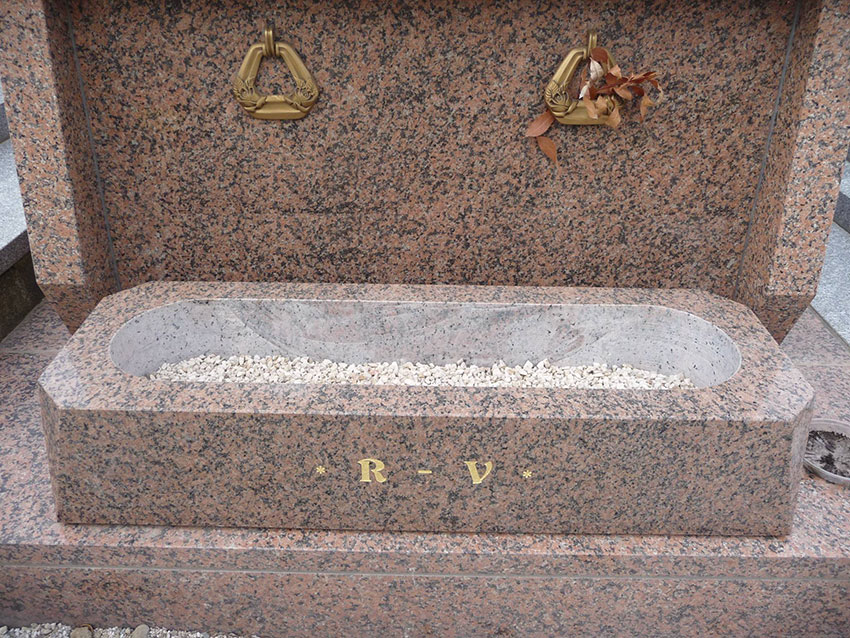 Grande pierre tombale avec gravure