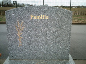 Stèle en forme de coeur avec gravure