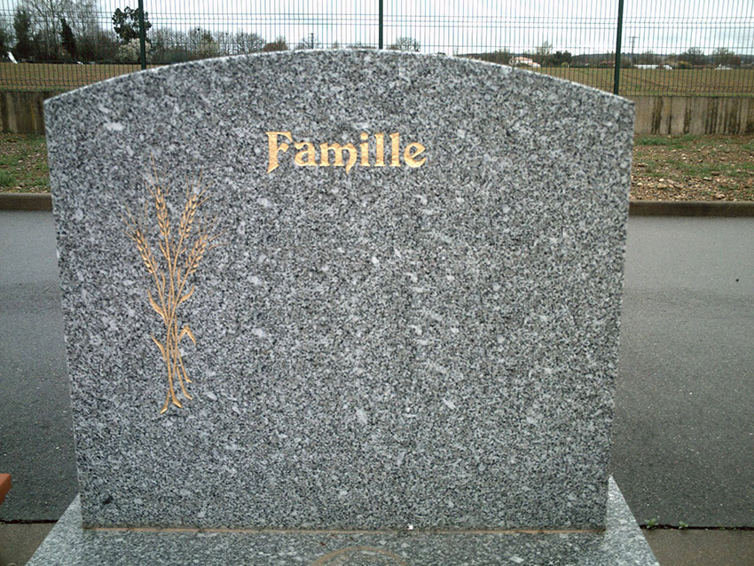 Stèle en forme de coeur avec gravure