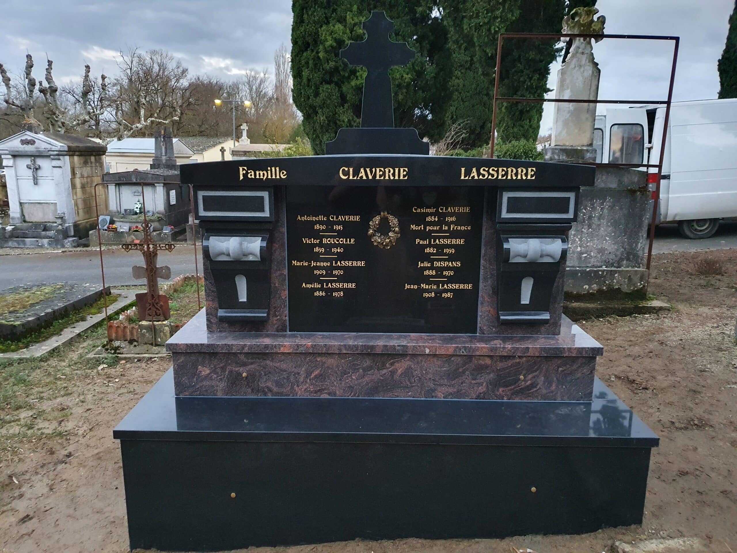 Monument funéraire en granit de la famille Claverie Lasserre avec inscriptions dorées et croix noire au sommet.