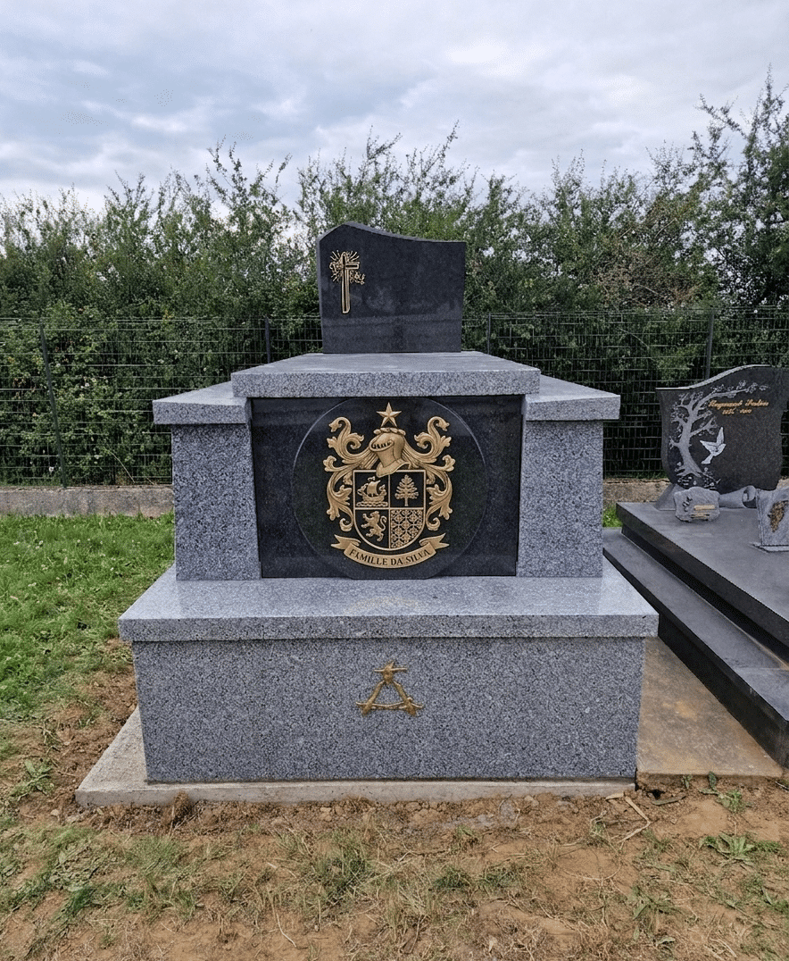 Monument funéraire Famille Da Silva en granit avec blason doré, croix et symbole maçonnique en cimetière.