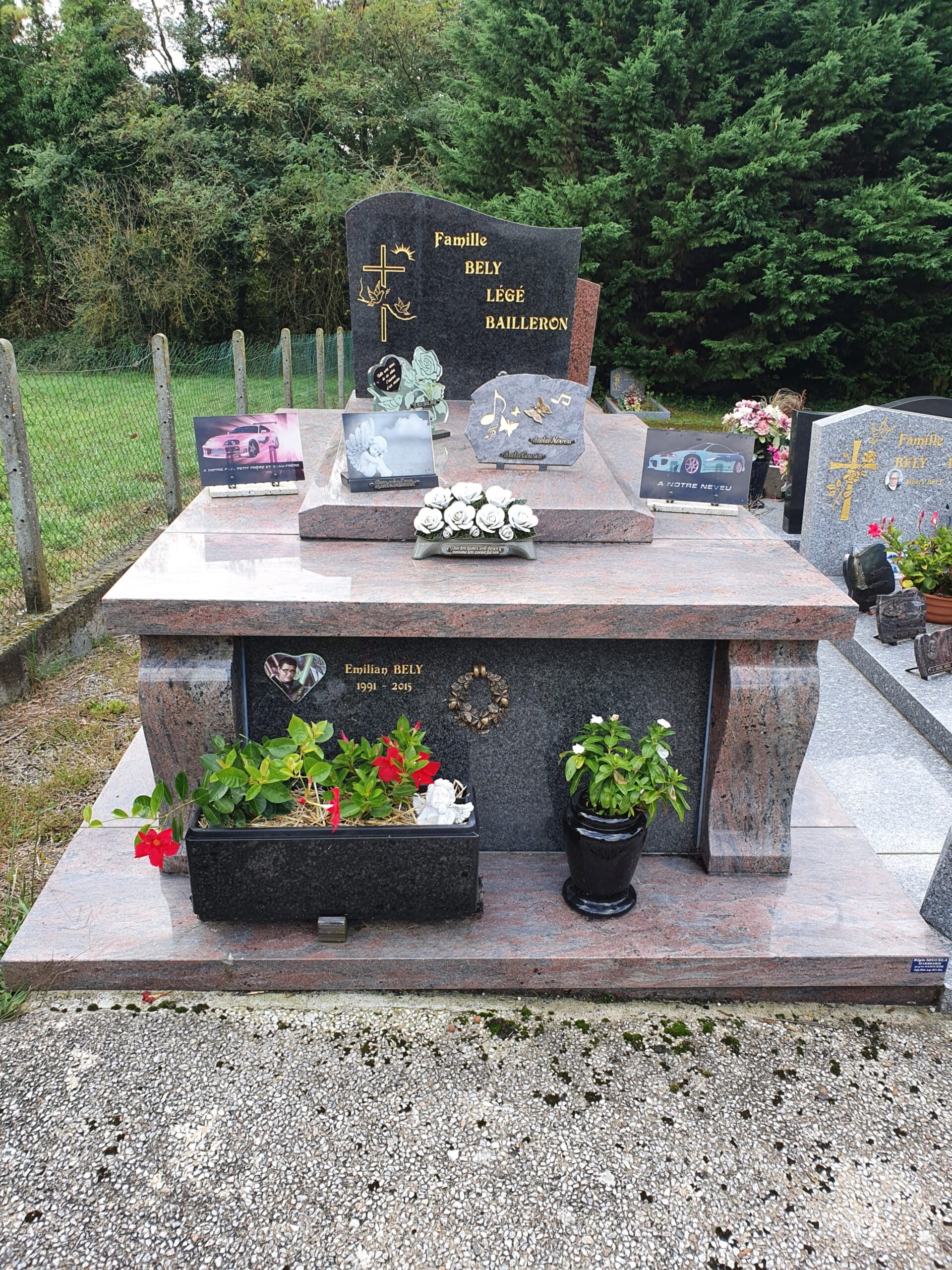 Tombeau en granit Famille Bely avec photos de voitures de sport et hommage à Emilian Bely (1991-2015).