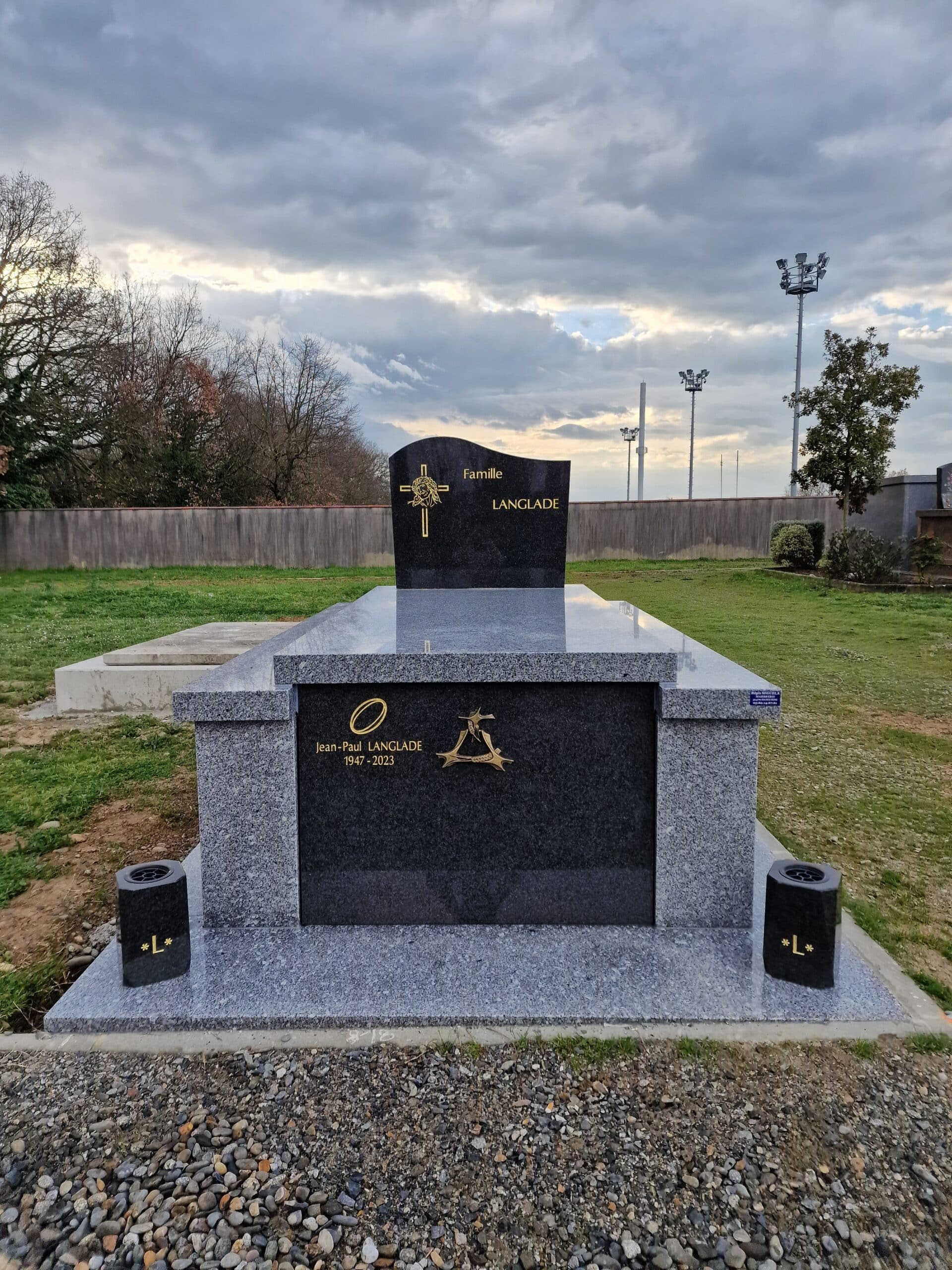 Monument funéraire en granit gris et noir Famille Langlade, Jean-Paul Langlade 1947-2023, inscriptions dorées.