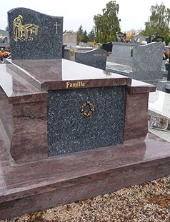 Monument funéraire granit rose et gris pour famille Monument funéraire en granit rose et gris. La stèle montre un artisan doré et une croix. Le soubassement porte l'inscription "Famille" et une couronne dorée.
