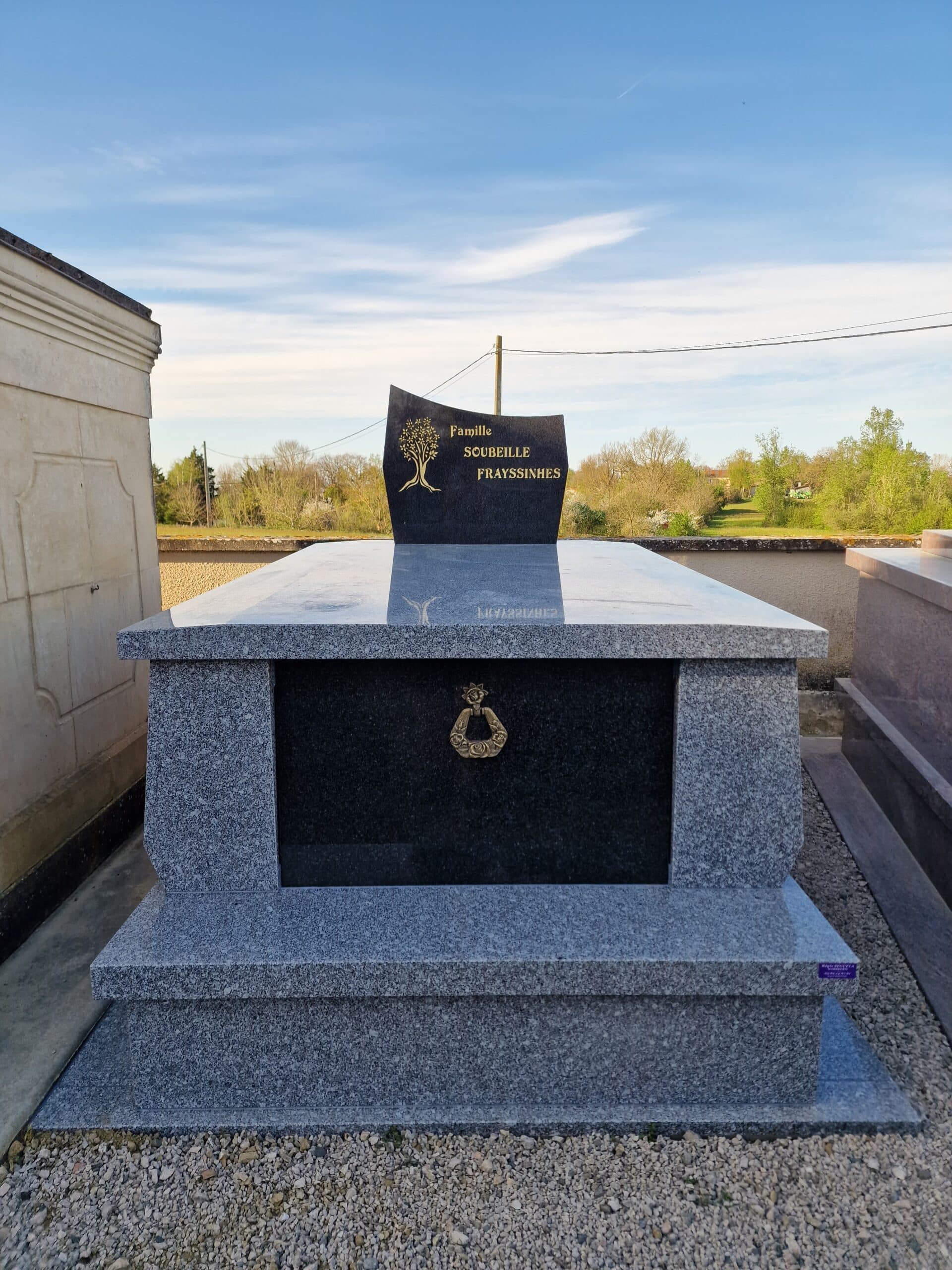 Monument funéraire en granit gris et noir de la Famille Soubeille Frayssinhes avec stèle gravée d'un arbre doré.