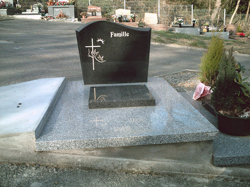 Pierre tombale dans cimetière