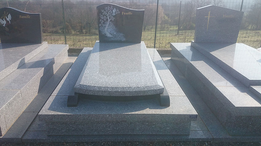 Pierre tombale et stèle noire