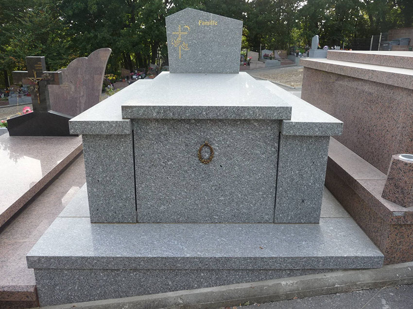 Pierre tombale et stèle