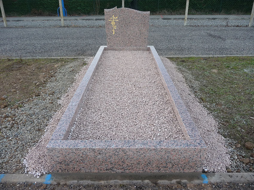 Construction en granit sur tombe