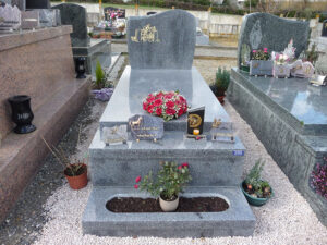 Pierre tombale en granit du Tarn à LEGUEVIN