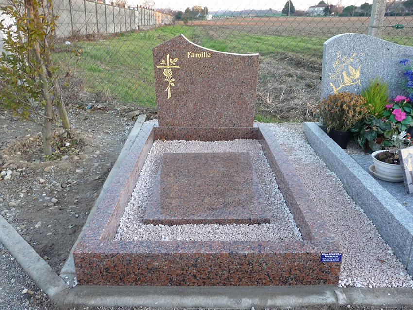 Cavurne en granit du Tarn à SAINTE FOY DE PEYROLIERES