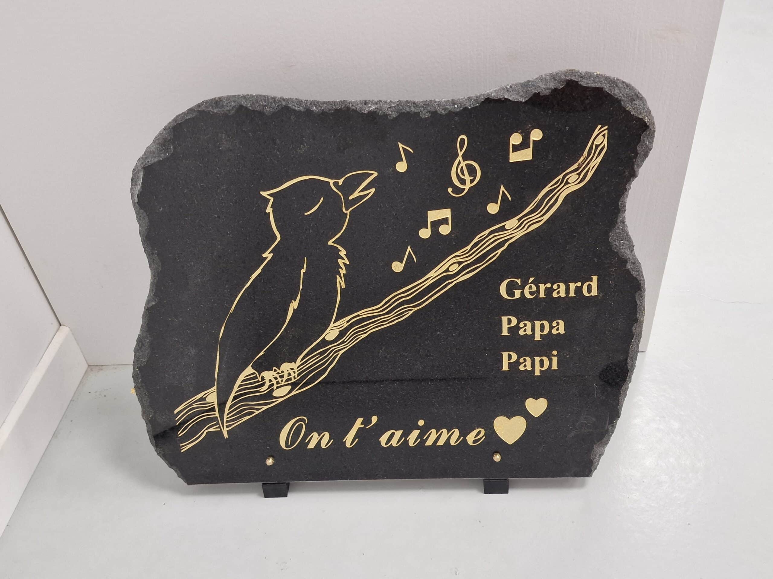 Plaque funéraire en ardoise, gravure dorée oiseau chantant, Gérard Papa Papi, On t’aime et cœurs décoratifs.