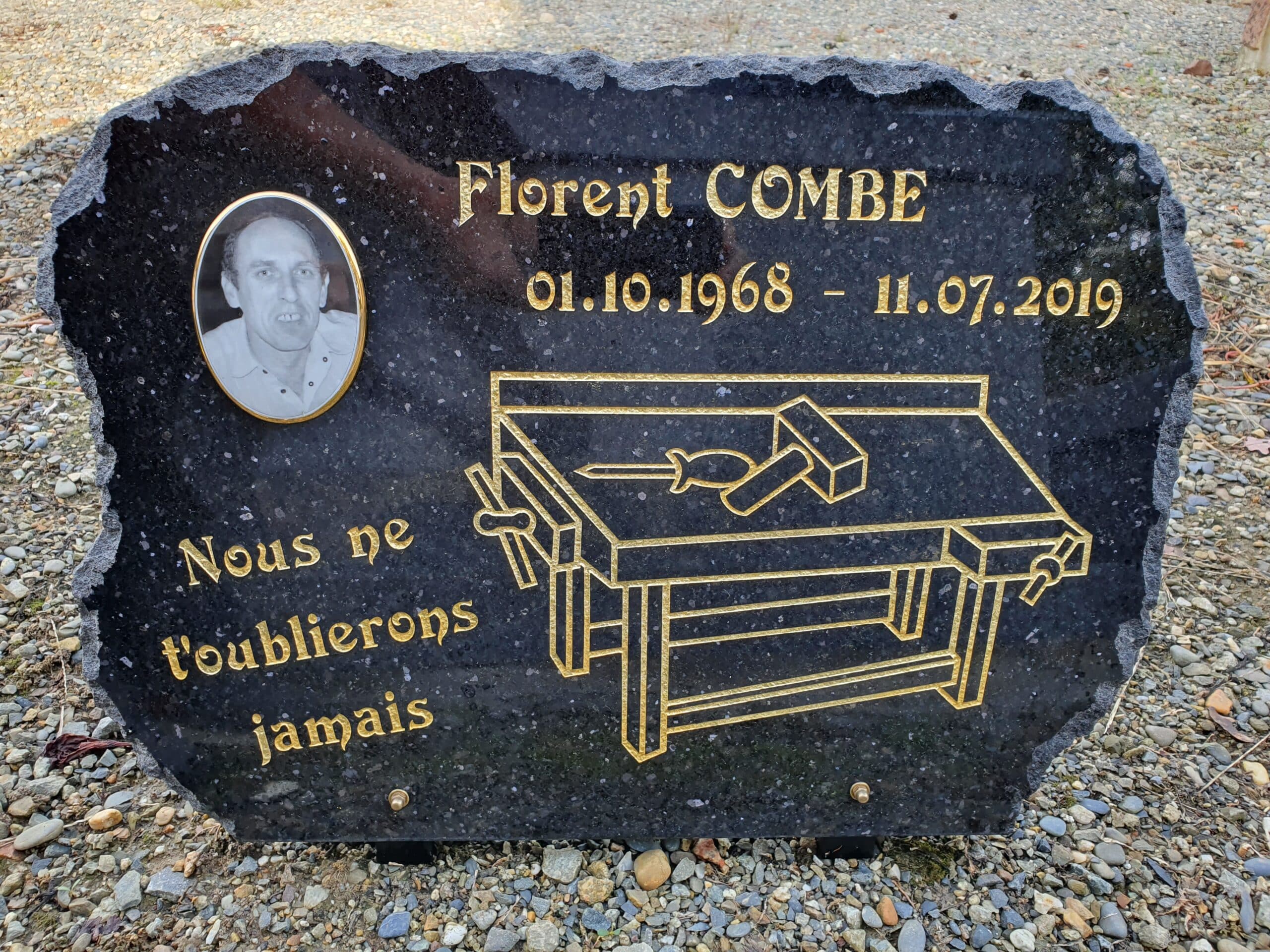 Plaque funéraire Florent COMBE (1968-2019) avec portrait et établi de menuisier : Nous ne t'oublierons jamais.