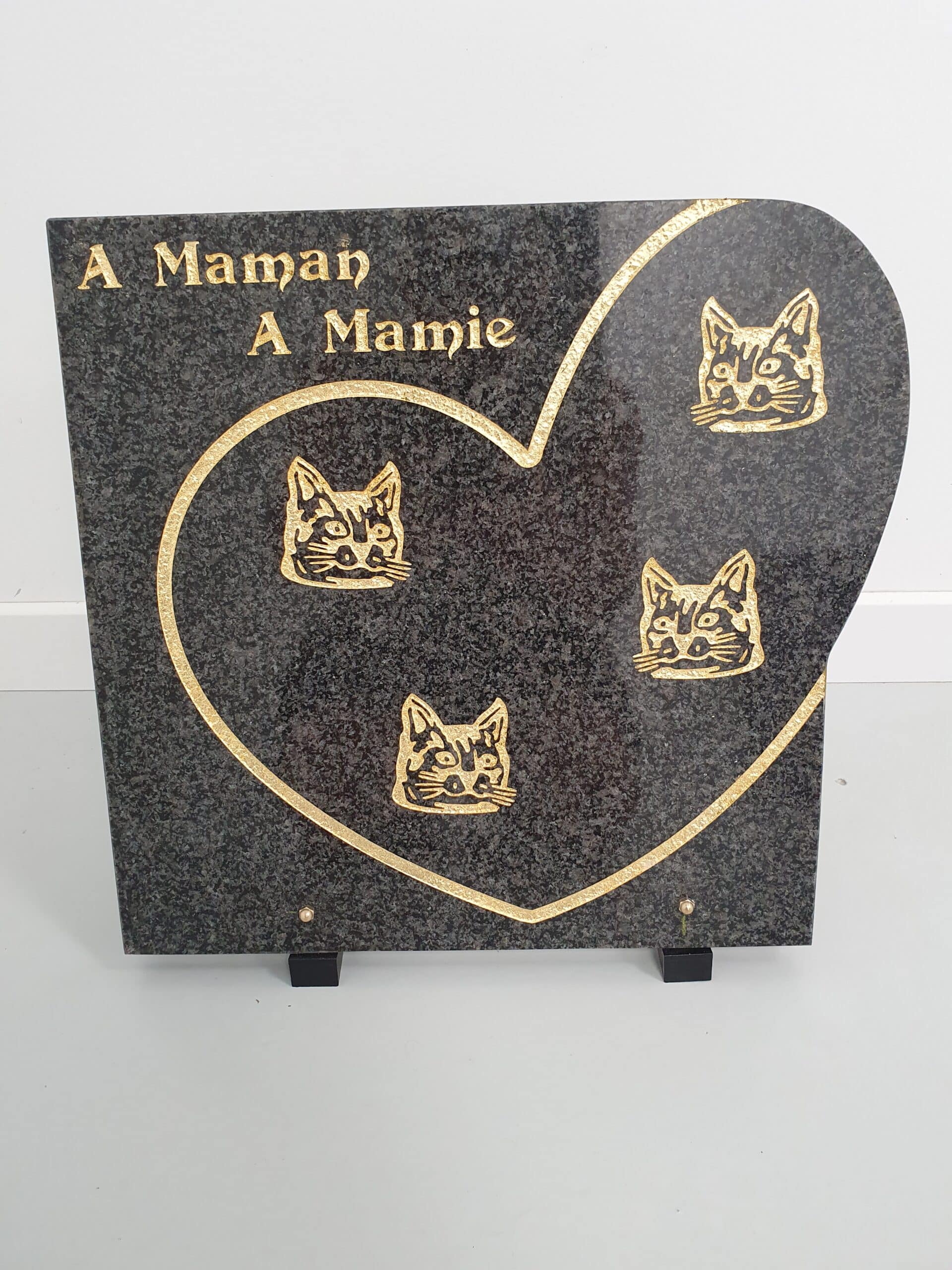 Plaque funéraire granit noir, gravures chats dorées et cœur, texte hommage "A Maman A Mamie" en lettres d'or.