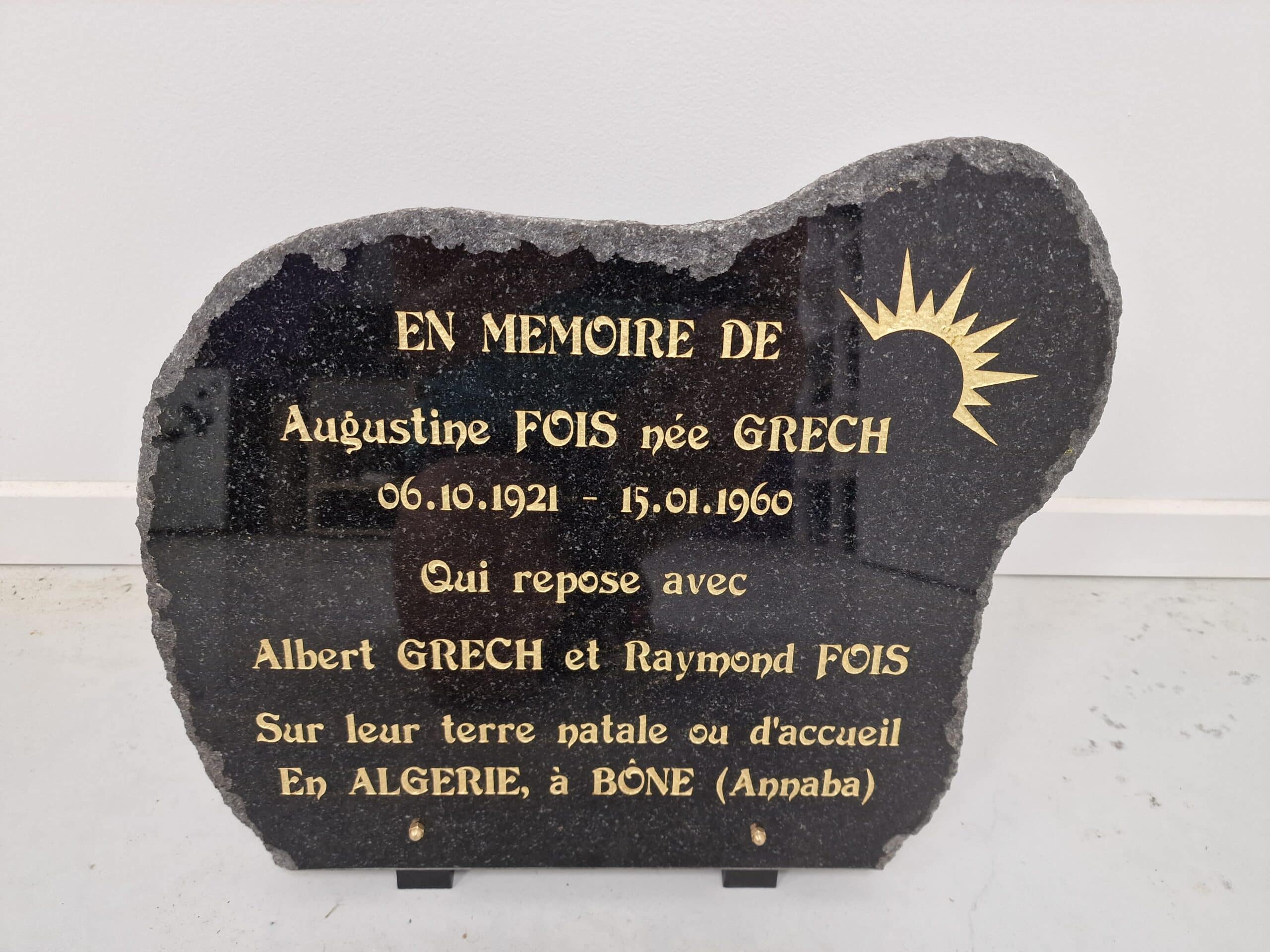 Plaque funéraire en granit noir Augustine Fois née Grech, Bône Algérie. Gravures dorées et symbole de soleil.