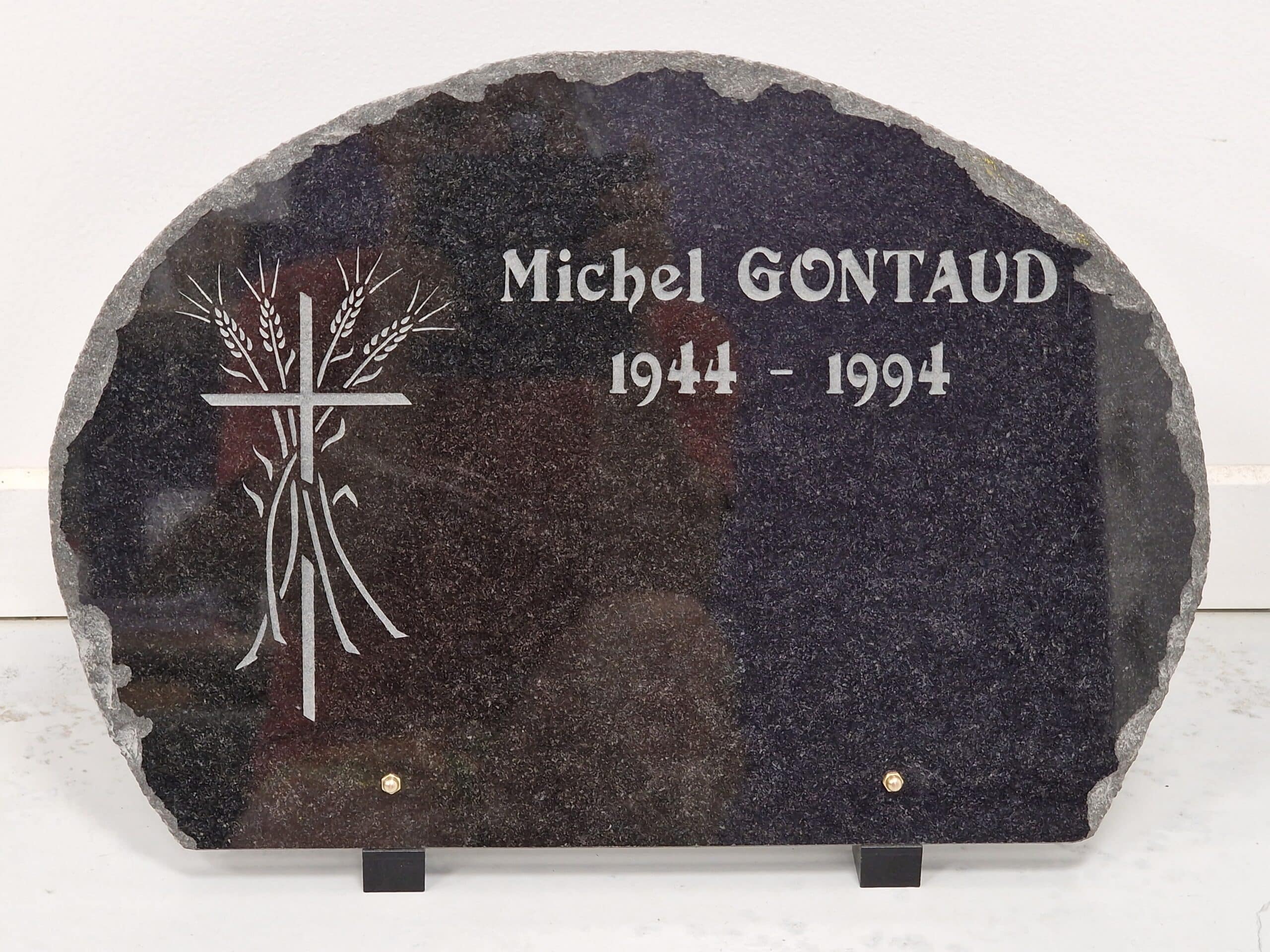 Plaque funéraire en granit noir Michel Gontaud 1944-1994 avec gravure de croix et d'épis de blé.