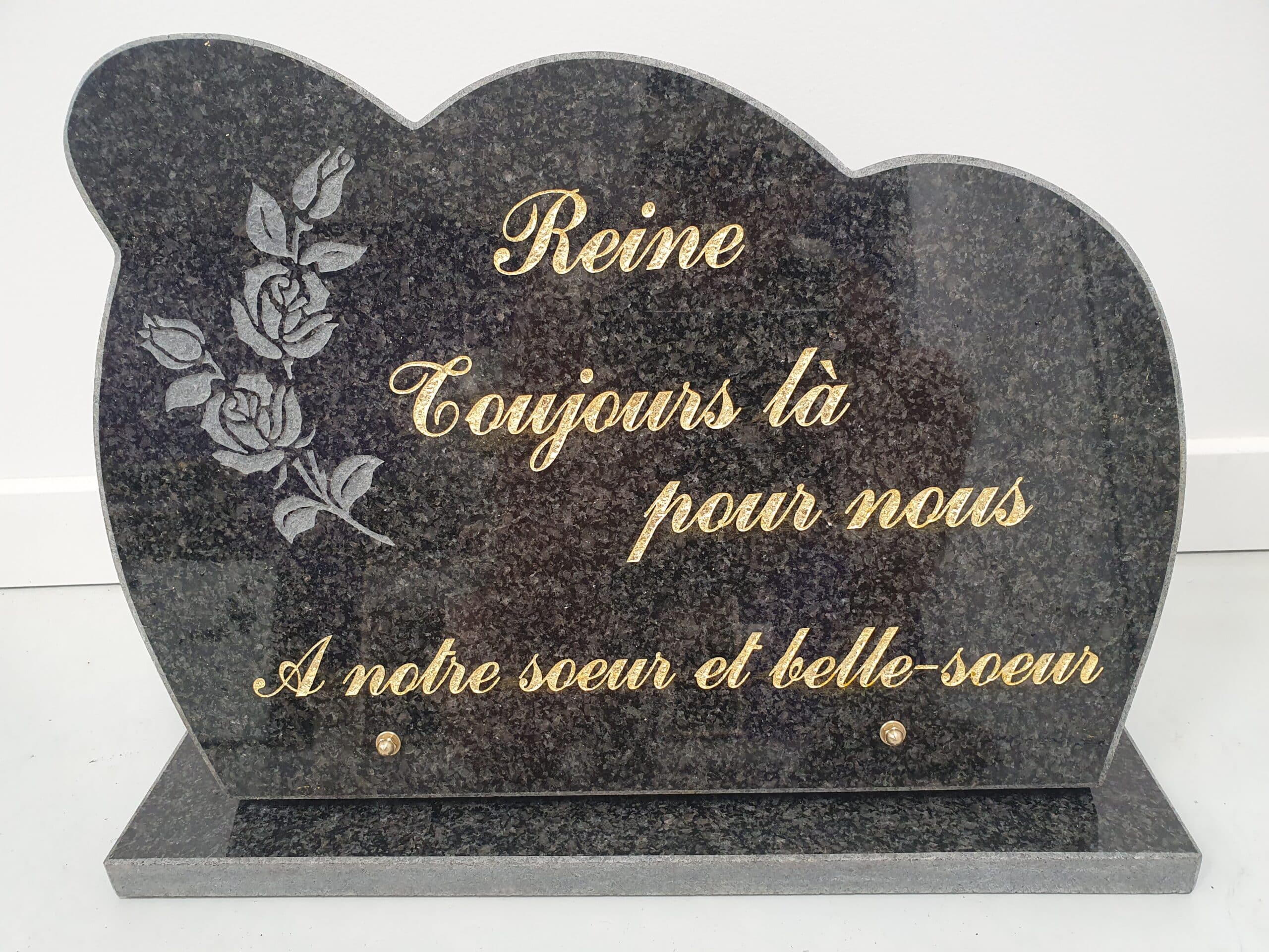Plaque funéraire en granit gravée 'Reine Toujours là pour nous' pour sœur et belle-sœur avec rose.
