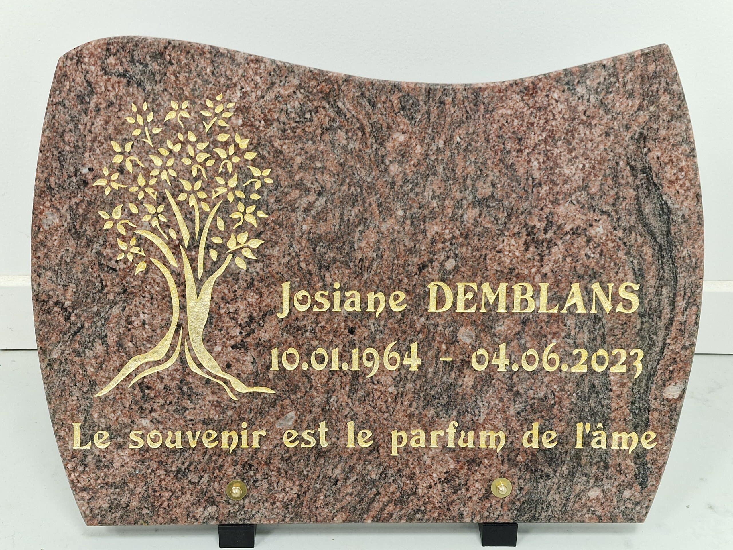 Plaque funéraire granit rose avec arbre de vie doré, Josiane Demblans. Citation : Le souvenir est le parfum de l'âme.