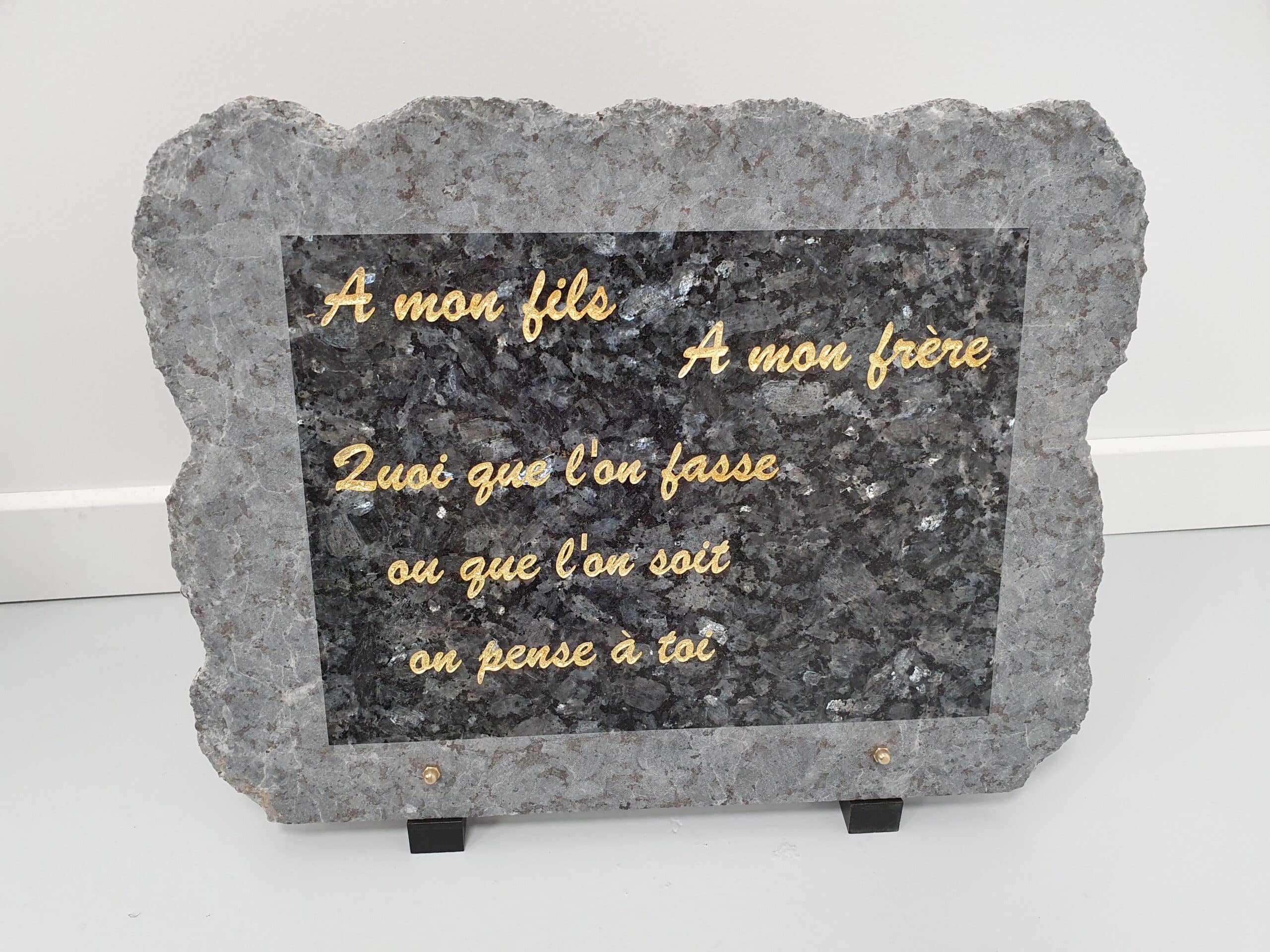 Plaque funéraire en granite sombre, gravure or : À mon fils, À mon frère, Quoi que l'on fasse... on pense à toi.
