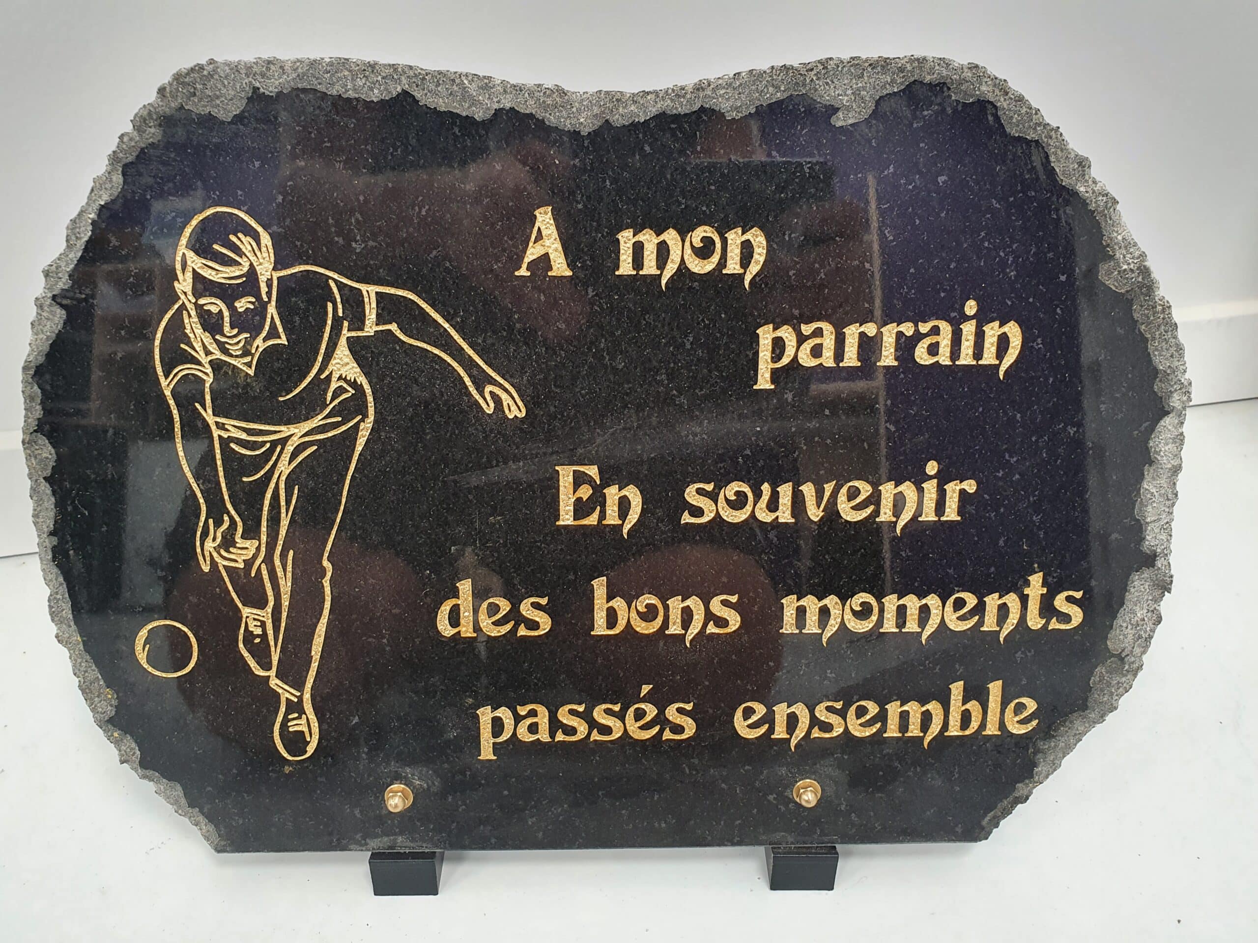 Plaque funéraire parrain en granit avec gravure pétanque or : En souvenir des bons moments passés ensemble.