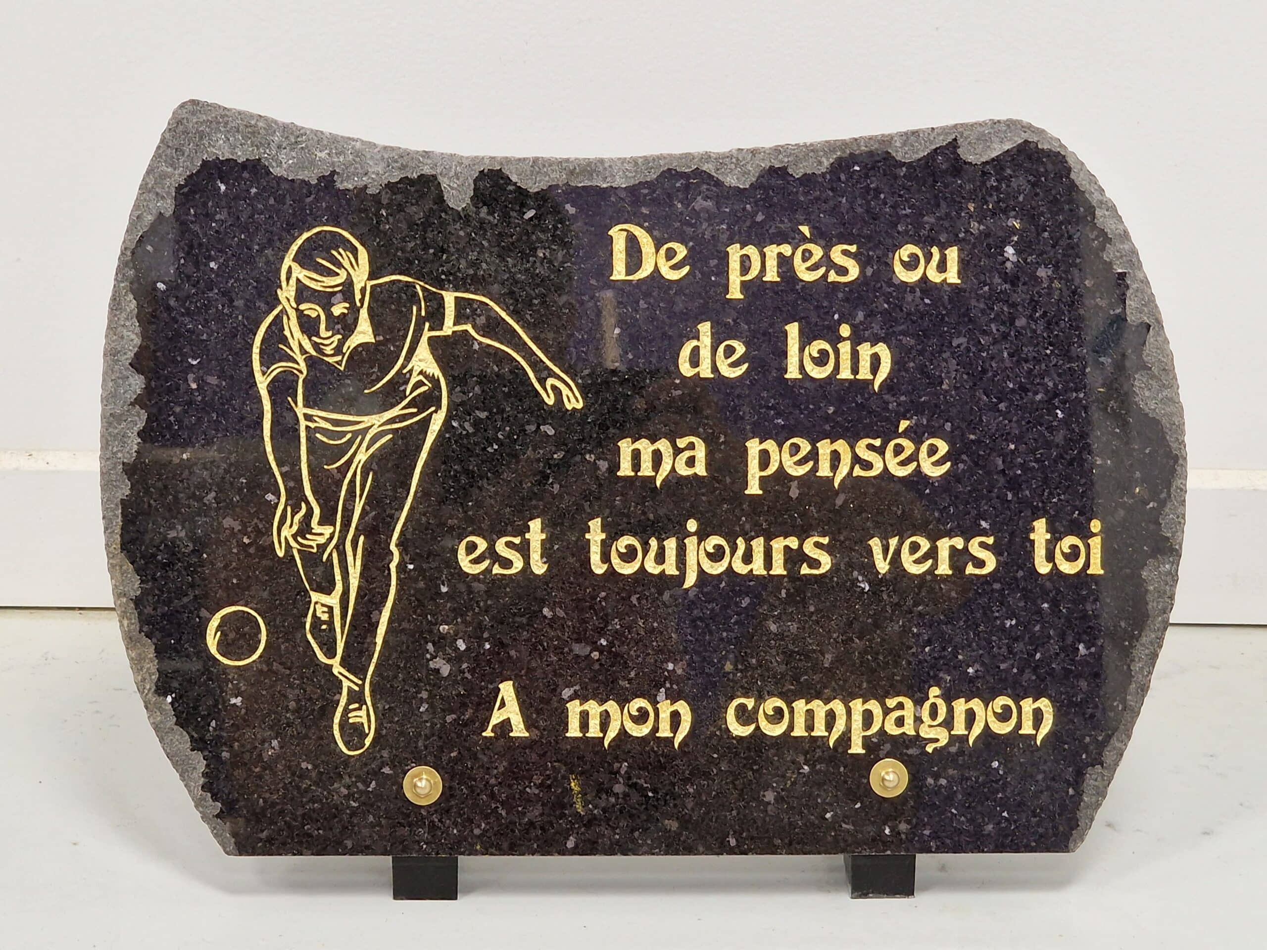 Plaque funéraire en granit avec joueur de pétanque doré et texte 'De près ou de loin ma pensée est toujours vers toi'.