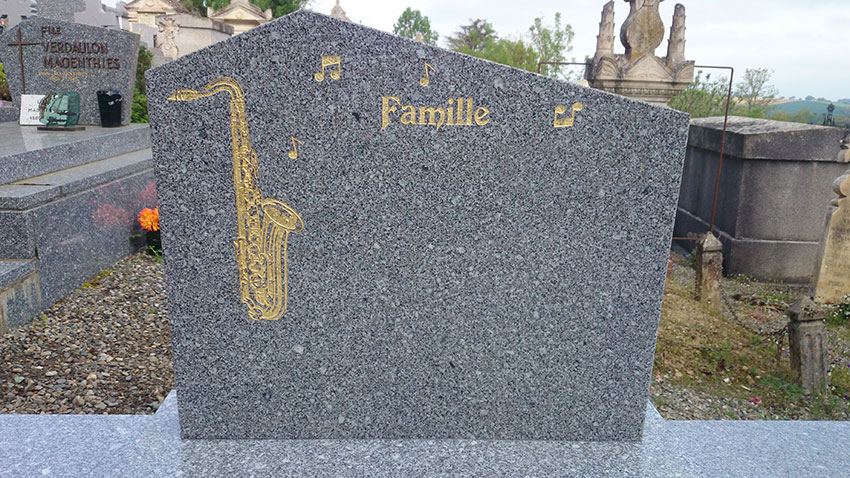 Gravure sur stèle funéraire