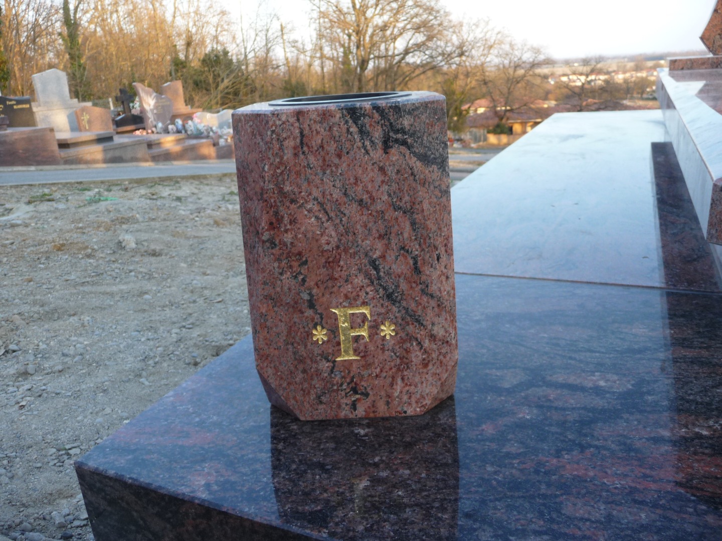 Vase sur pierre tombale